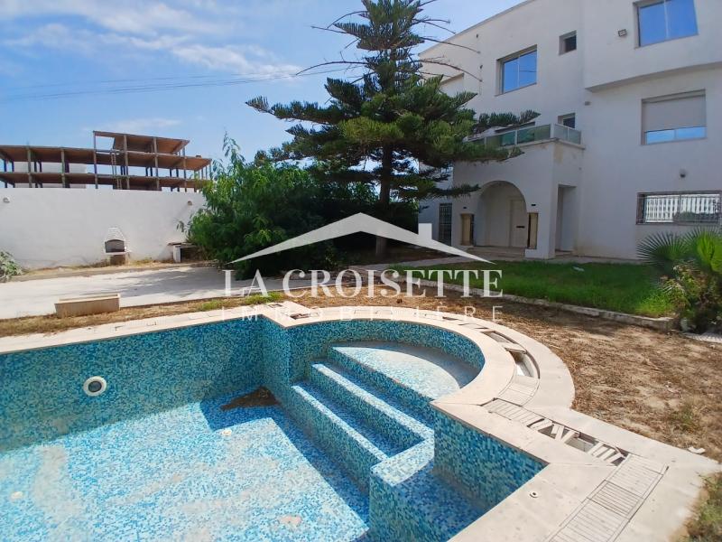 Villa S+5 avec piscine et quatre appartements S+3 à Bhar Lazrek